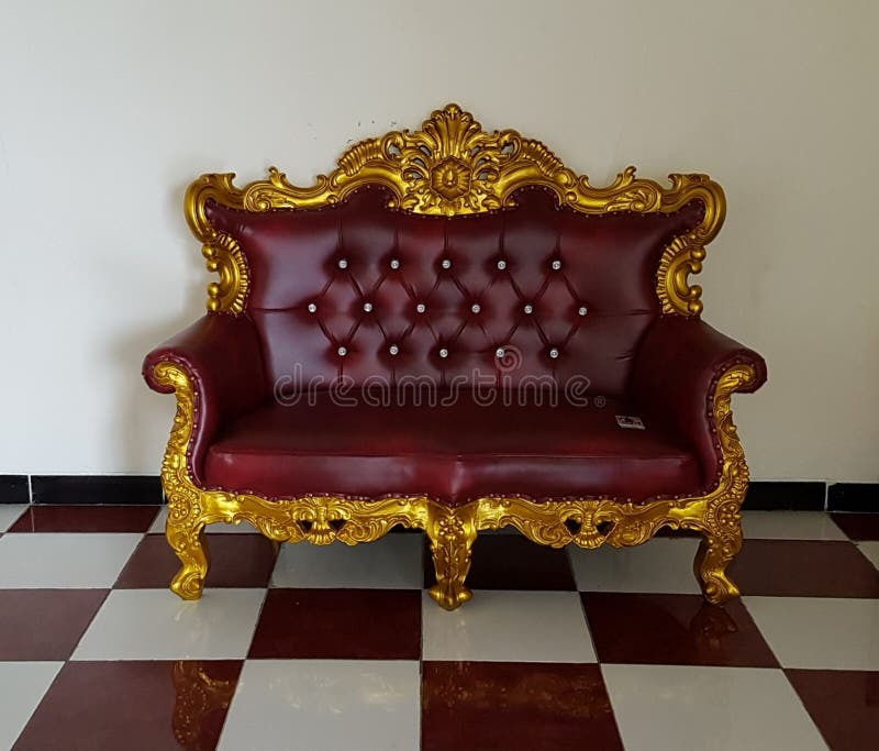 Antieke , Klassieke Luxe Gouden Frame Rode Sofa - Stoel Stock Foto - Image  of kader, zetel: 189227256