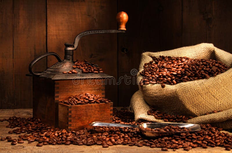 Antieke koffiemolen met bonen