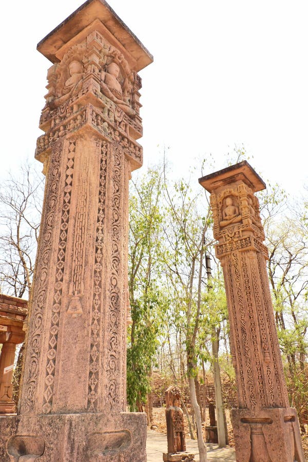 Antieke stenenidolen van de God & de Godin van Jain in het fortplaats van Deogarh of Devgarh-in Uttar Pradesh, India royalty-vrije stock foto's Antieke stenenidolen van de God & de Godin van Jain in het fortplaats van Deogarh of Devgarh-in Uttar Pradesh, India royalty-vrije stock foto's