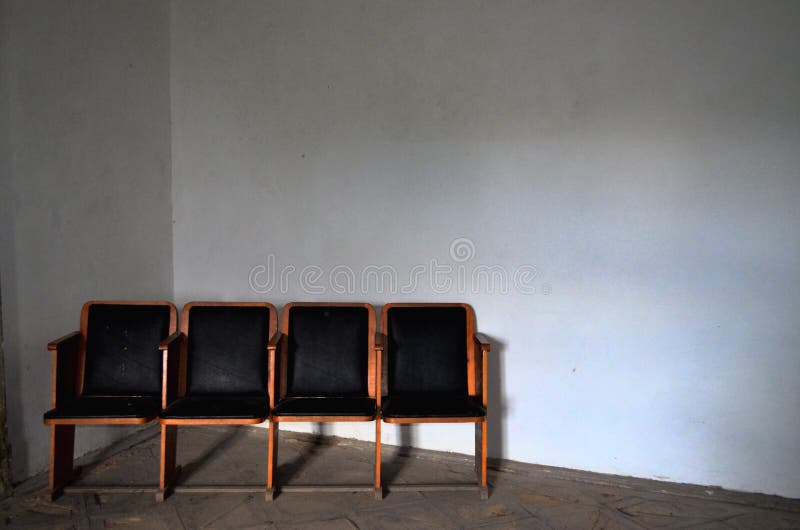Antieke stoelen staan op rij Minimalisme stock afbeeldingen Antieke stoelen staan op rij Minimalisme stock afbeeldingen