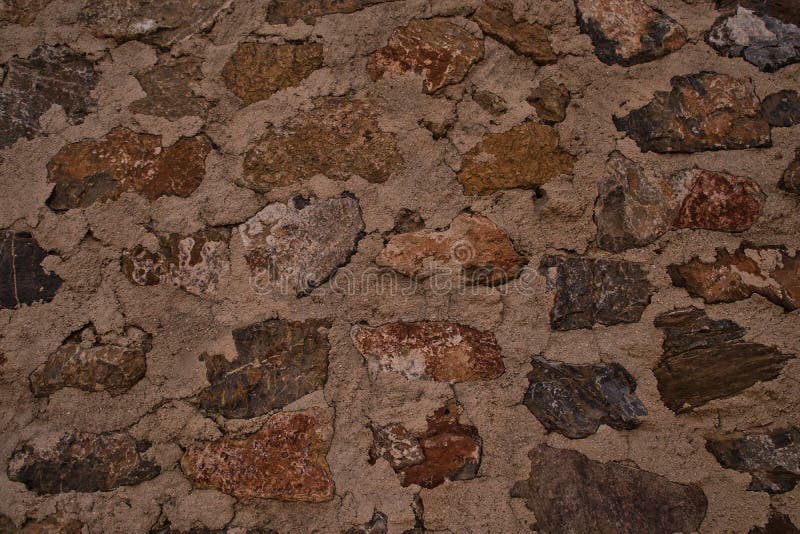 Muro De Pedra De Pedras Naturais, De Diferentes Tamanhos, Folheados De Pedra Russa Em Tons De Marrom E Bege, Revestidos Com Revest Imagem de Stock - Imagem de rocha, projeto: 209809467