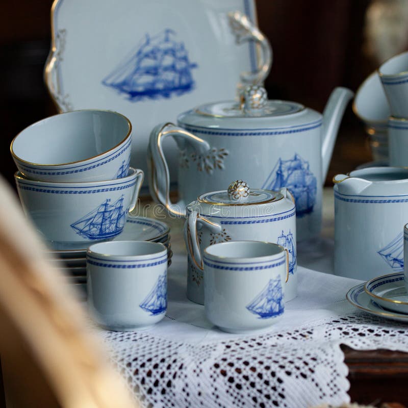 Antigo Jogo De Chá De Porcelana Azul Britânico. Foto de Stock
