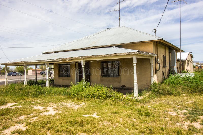 Antigo lar abandonado com barras de janela imagens de stock