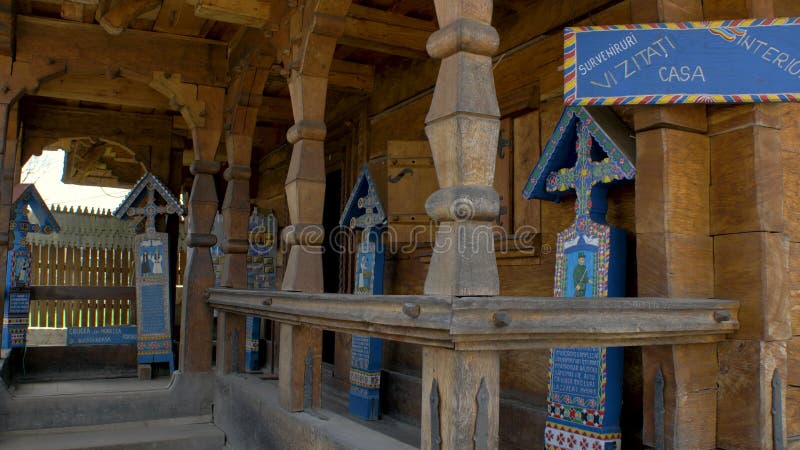 Antigua casa tradicional de madera en el cementerio de mermelada sapanta maramures rumania