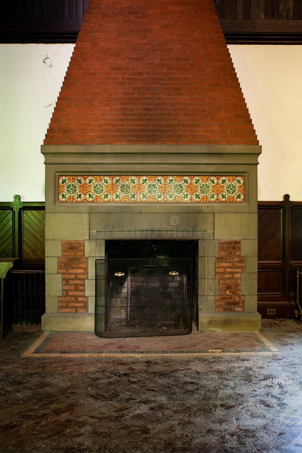 Sala Interior Del Hogar Colonial Del Estilo Con La Chimenea Foto de