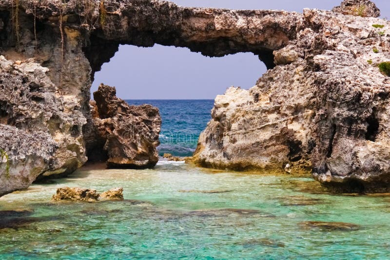 Ponte è un unico geologico formazione da difficile un morbido calcare da orientale sponde da caraibico isola da.