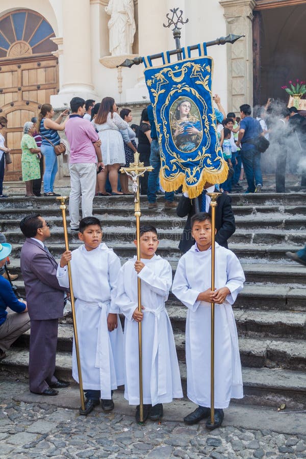 ANTIGUA GUATEMALA - MARS 27, 2016: Deltagare av en procession på påsken söndag i Antigua Guatemala cit arkivbild ANTIGUA GUATEMALA - MARS 27, 2016: Deltagare av en procession på påsken söndag i Antigua Guatemala cit arkivbild