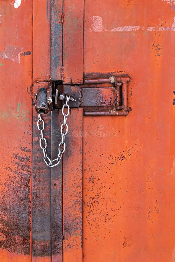 Cerrar una puerta de hierro con cerrojo Stock Photo