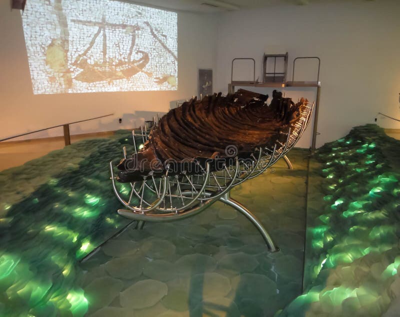 Antiguo barco galilee de hace 2000 años en un museo en israel imagen de archivo libre de regalías