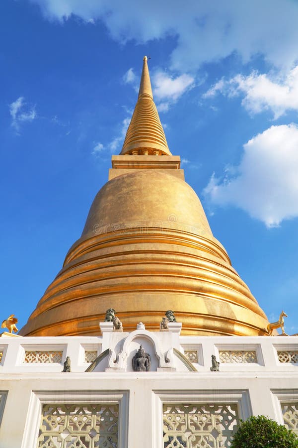 Antiguo la pagoda de oro de Wat Bowonniwet Vihara el templo principal de la atracción en Bangkok foto de archivo libre de regalías Antiguo la pagoda de oro de Wat Bowonniwet Vihara el templo principal de la atracción en Bangkok foto de archivo libre de regalías