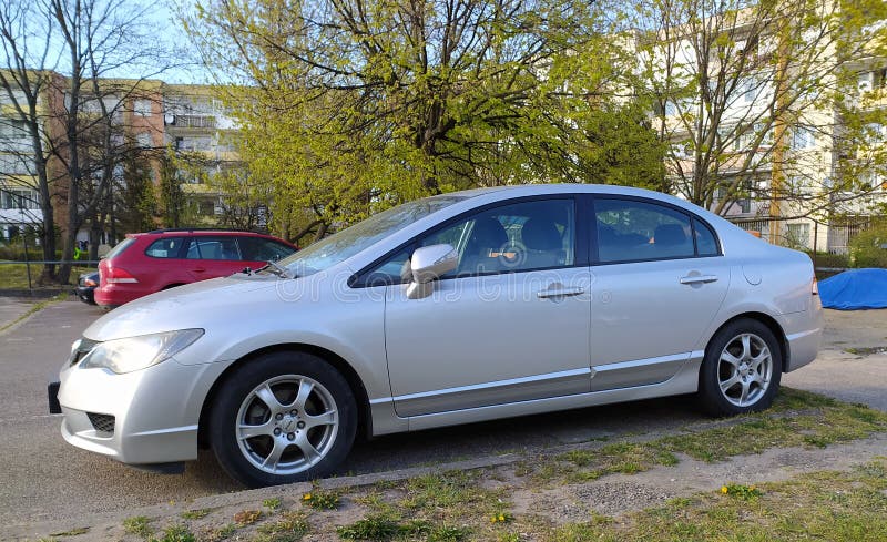 Antiguo pero aún elegante honda de plata cívica cuatro puertas estacionadas foto de archivo libre de regalías