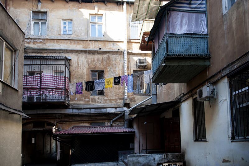 Lençol Metálico E Coberturas Ocas Casas-escuras Numa área Pobre Da Favela  Em Manila Foto de Stock - Imagem de linha, miséria: 183821898