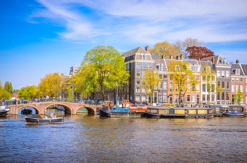 Antiguos edificios tradicionales de amsterdam. canales de Ámsterdam