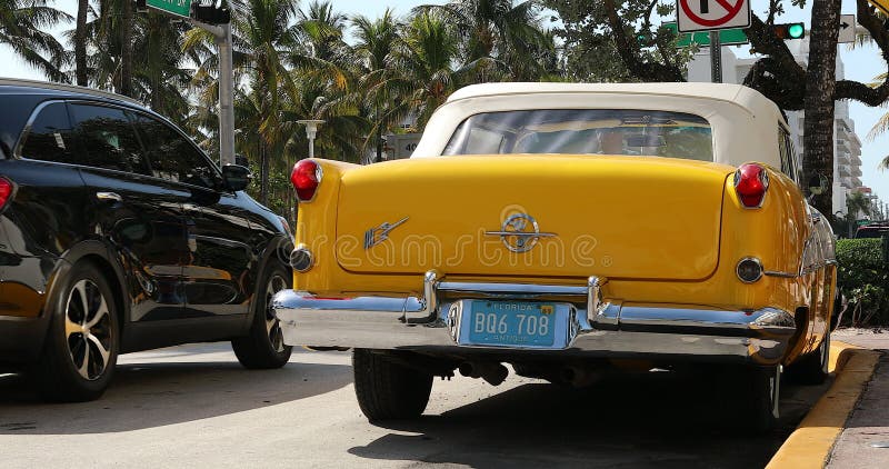 Antigüedad amarilla Oldsmobile 1955 en Miami Beach