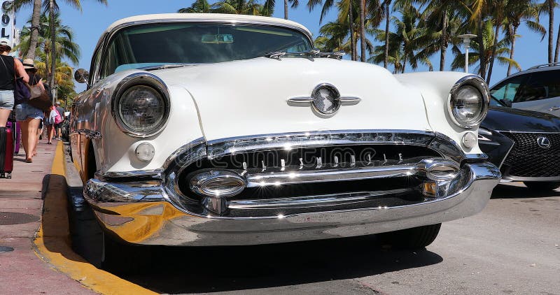 Antigüedad amarilla y blanca Oldsmobile 1955 en Miami Beach