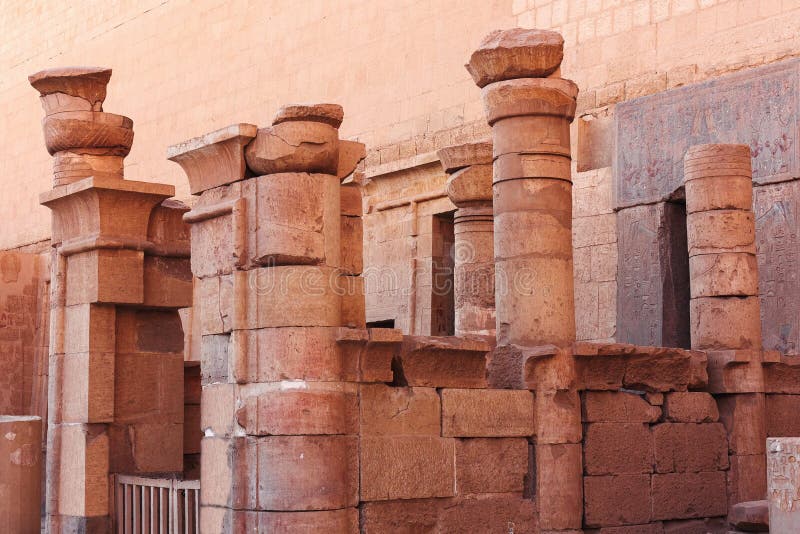 Antik arkitektur i forntida egyptiskt tempelkomplex royaltyfri fotografi Antik arkitektur i forntida egyptiskt tempelkomplex royaltyfri fotografi