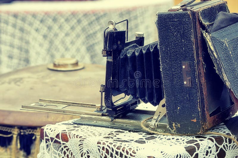 Antik fotokamera för gamla retro objekt, effekt för stil för tappningbild retro arkivfoto Antik fotokamera för gamla retro objekt, effekt för stil för tappningbild retro arkivfoto
