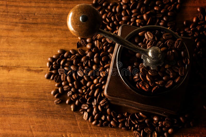 Antik kaffekvarn med kaffebönor arkivfoto Antik kaffekvarn med kaffebönor arkivfoto