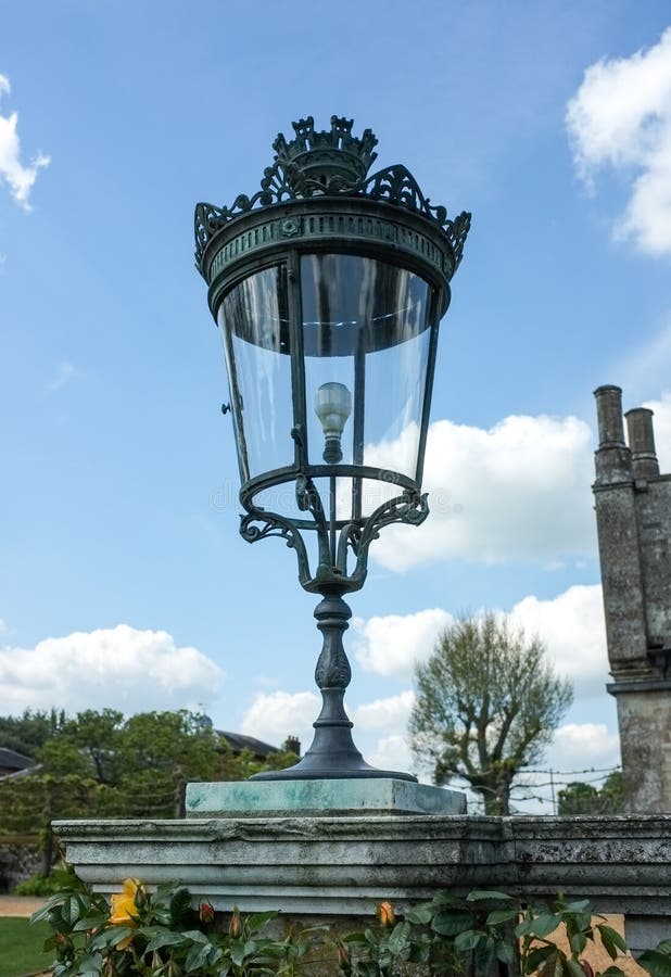 Antik lampa på sockel fotografering för bildbyråer Antik lampa på sockel fotografering för bildbyråer