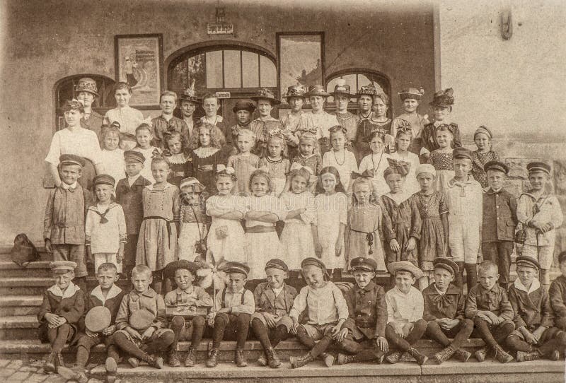 Antik stående av skolaklasskompisar Barn och lärare