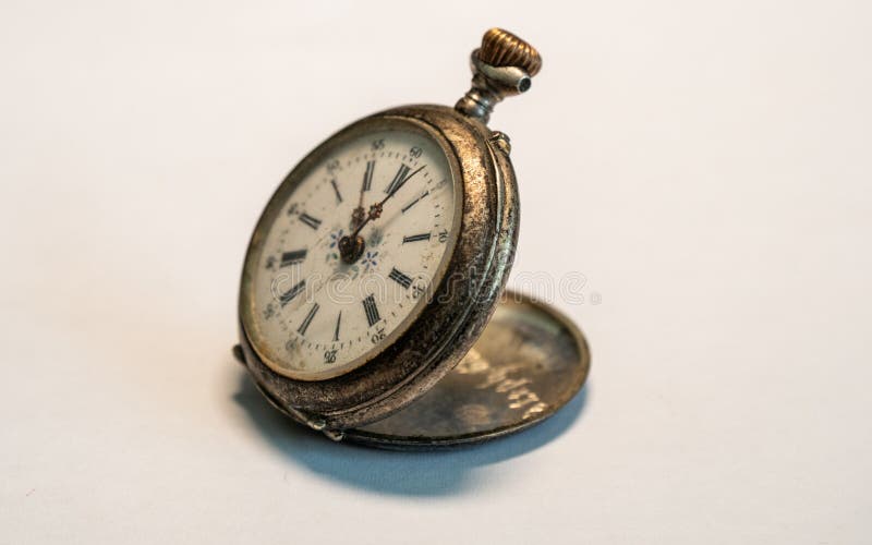 antike alte kleine Uhr der Weinlesetaschenuhr sehr rostig auf weißem Hintergrund lizenzfreie stockfotografie antike alte kleine Uhr der Weinlesetaschenuhr sehr rostig auf weißem Hintergrund lizenzfreie stockfotografie