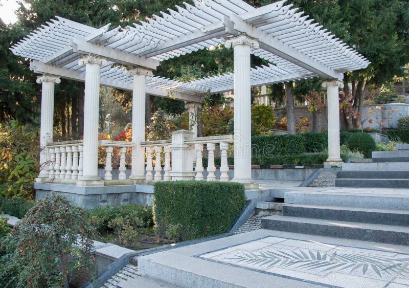 Antike Gartenmöbel Auf Der Terrasse Stockbild - Bild von schmieden