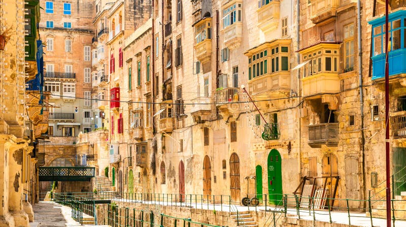 Antike Gebäude an einem sonnigen Tag lizenzfreie stockfotos