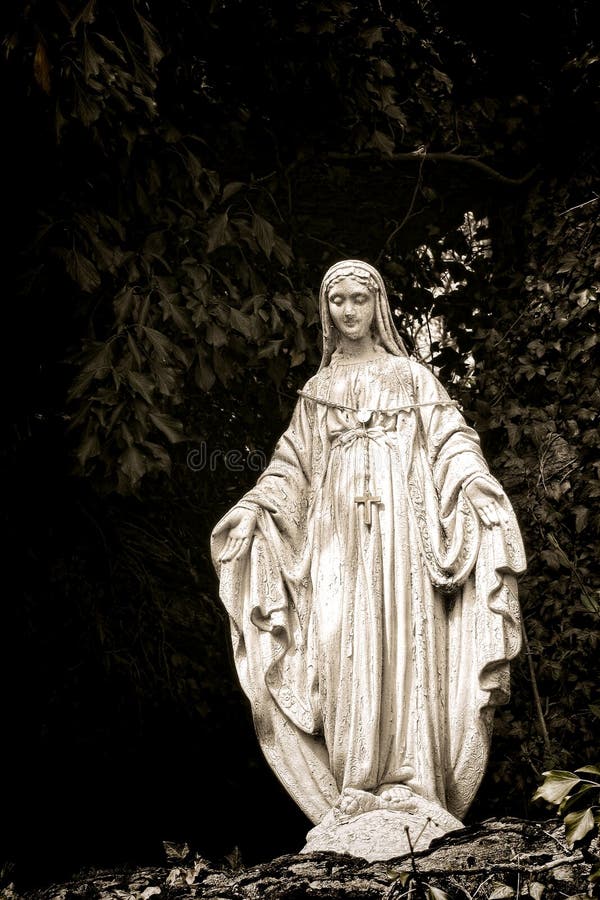 Antike gesegnete Jungfrau- Mariaskulptur im Laub