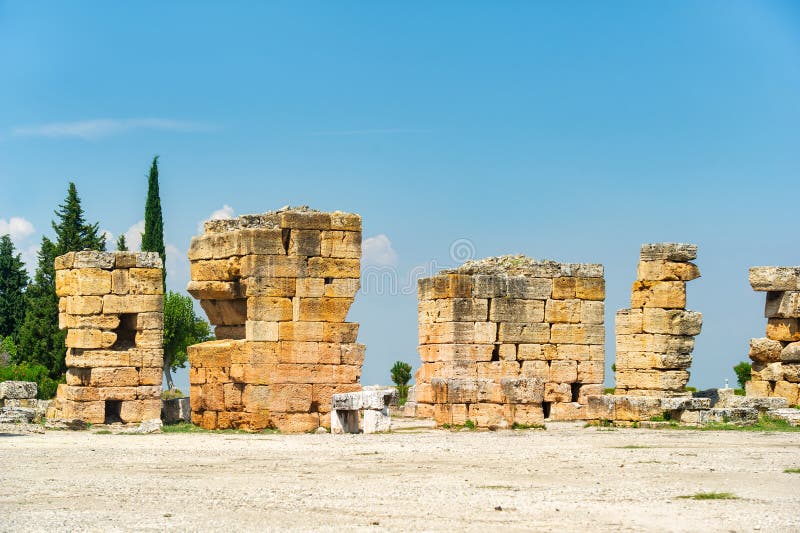 Pamukkale türkiye'de hierapolis antik kalıntıları Telifsiz Stok Imajlar