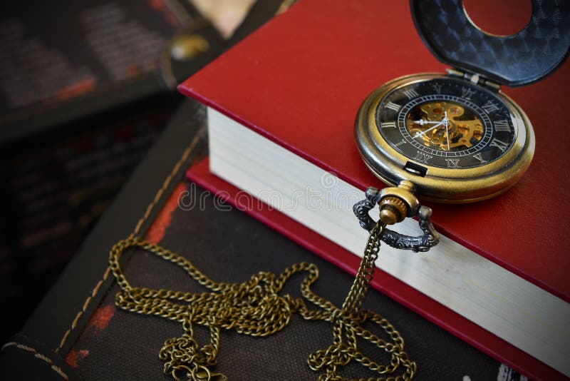 Antike Taschen-Uhr und rotes Buch stockbilder Antike Taschen-Uhr und rotes Buch stockbilder
