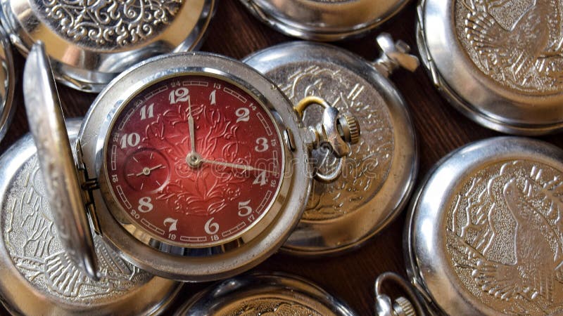 Antike Taschenuhr im Retrostilabschluß oben lizenzfreie stockfotos Antike Taschenuhr im Retrostilabschluß oben lizenzfreie stockfotos