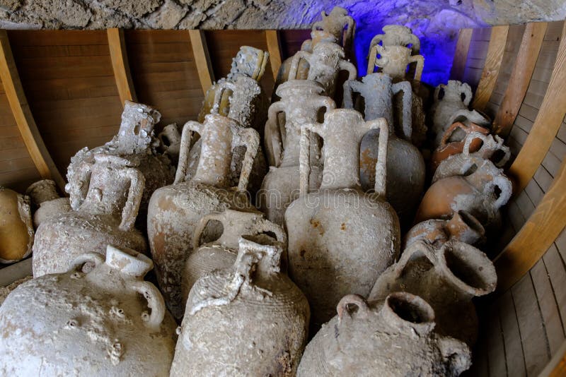 Antiker griechischer und römischer Amphorae aus dem Meeresboden lizenzfreie stockbilder Antiker griechischer und römischer Amphorae aus dem Meeresboden lizenzfreie stockbilder