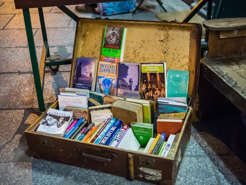 Antiker Koffer dient als Buchbildbereich auf Bürgersteig outsid stockbild Antiker Koffer dient als Buchbildbereich auf Bürgersteig outsid stockbild