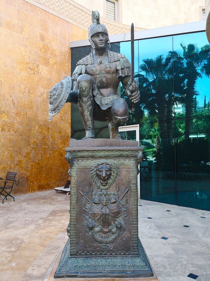 Antiker Kriegerstatue, Türkei-1. April 2018 Ancient Kriegerstatue als Dekorationen, die sich vor dem Hotel befindet lizenzfreies stockbild Antiker Kriegerstatue, Türkei-1. April 2018 Ancient Kriegerstatue als Dekorationen, die sich vor dem Hotel befindet lizenzfreies stockbild