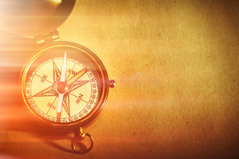 Antiker Messingkompaß über Altem Hintergrund Stockfoto - Bild von