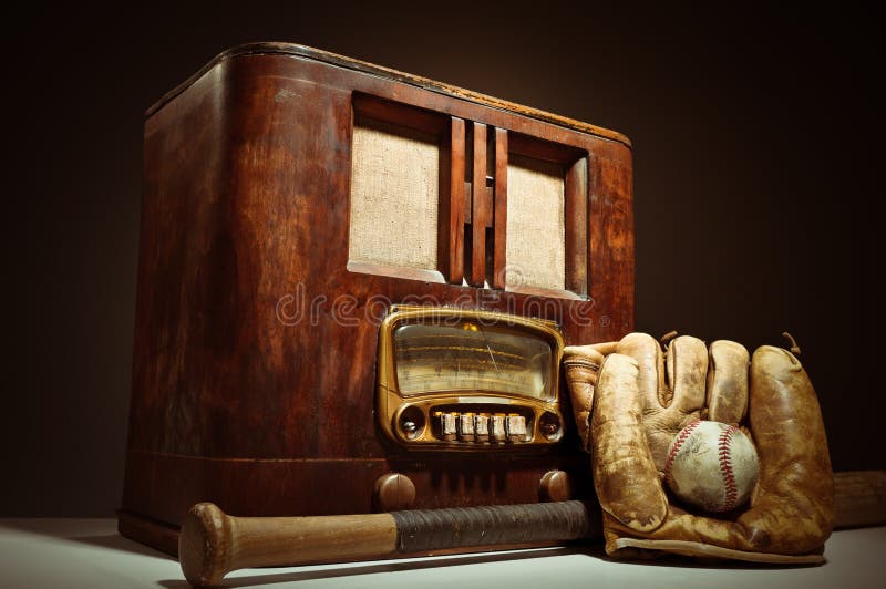 Antiker Radio mit Baseball-MIT und Handschuh stockbilder Antiker Radio mit Baseball-MIT und Handschuh stockbilder
