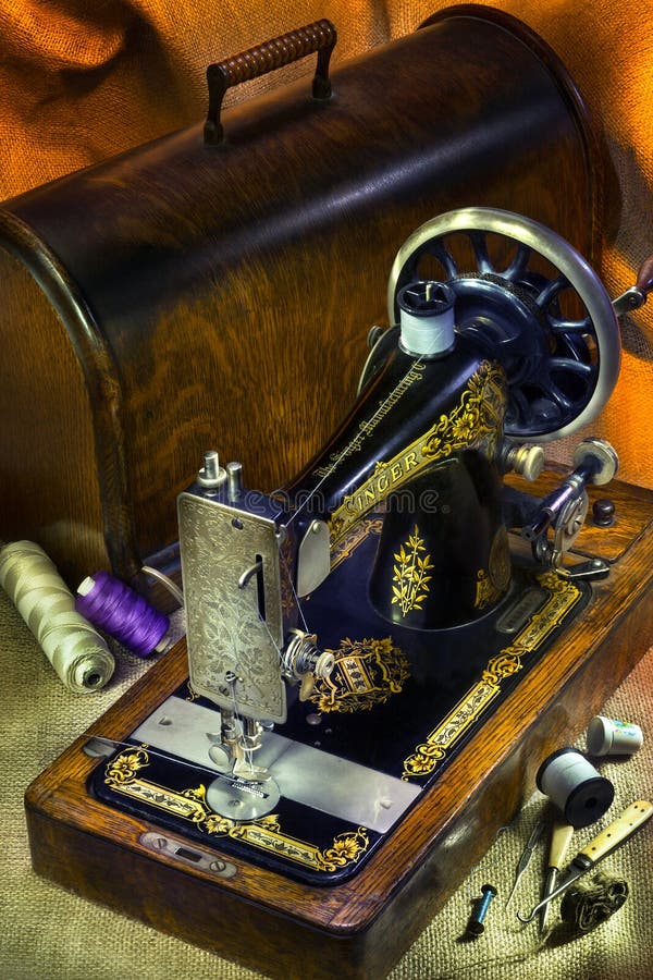 Antiker Sänger Sewing Machine Redaktionelles Stockfotografie - Bild Von  Fall, Antike: 82769227