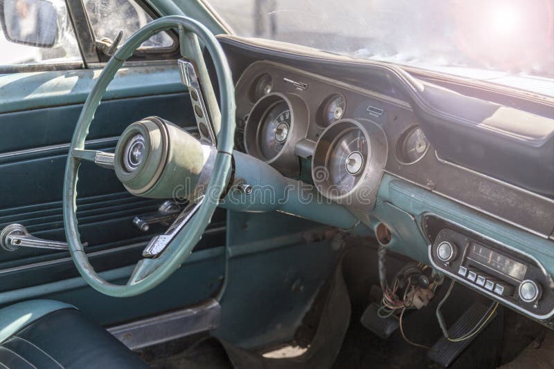 Antiker schwarzer Selbstautoteil-Scheinwerferstoßdämpfer tonte stayle Retro- stockfotografie