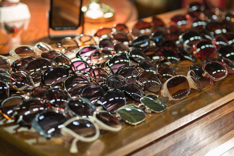Antikes hölzernes Kabinett mit einer Sammlung Sonnenbrille der Weinlese-Frauen auf die Oberseite stockbild Antikes hölzernes Kabinett mit einer Sammlung Sonnenbrille der Weinlese-Frauen auf die Oberseite stockbild
