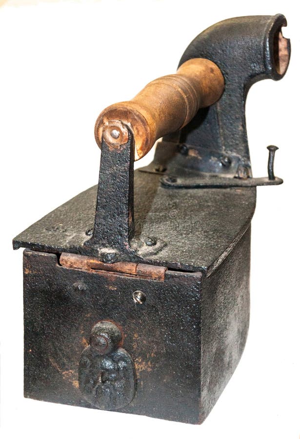 Antikes Roheisen Auf Holzkohle Stockfoto - Bild von holzkohle, roheisen