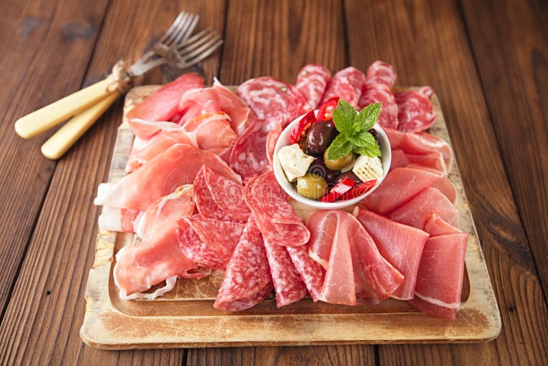 Antipastischotel van Genezen Vlees, jamon, olijven, worst, salam royalty-vrije stock afbeeldingen Antipastischotel van Genezen Vlees, jamon, olijven, worst, salam royalty-vrije stock afbeeldingen