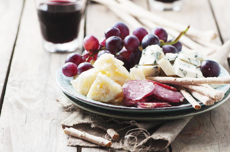 Antipasto Con Formaggio, La Salsiccia E L'uva Fotografia ...