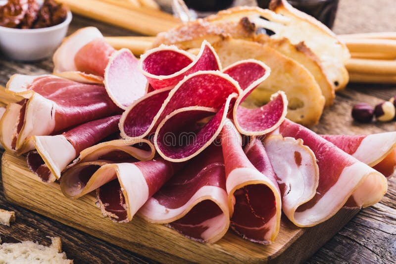 Antipastouppläggningsfat med rökt kött royaltyfria foton Antipastouppläggningsfat med rökt kött royaltyfria foton