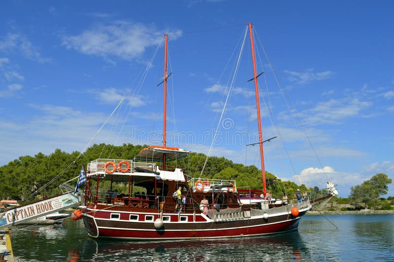 https://thumbs.dreamstime.com/b/antipaxos-harbour-captain-hook-pirate-ship-tourist-ready-to-sail-corfu-102760472.jpg