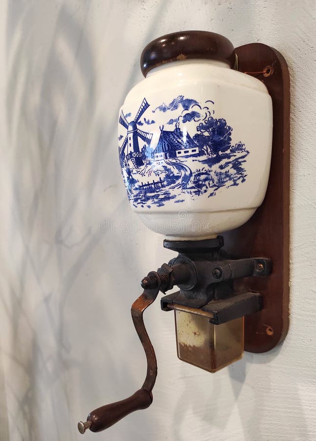 Monet noorden Smerig Antique Beautiful Wall Painted Hand Coffee Grinder, Rarity Stock Image -  Image of wooden, culture: 228522297