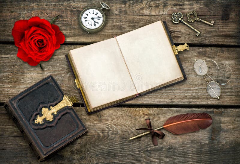 Antico libri, accessori un rosa rossa fiore Attraverso rurale di legno.