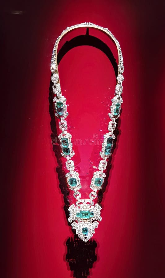 Tiziana Agnati on LinkedIn: Cartier “Écume” necklace is a masterpiece⚜️  Featuring three fancy…