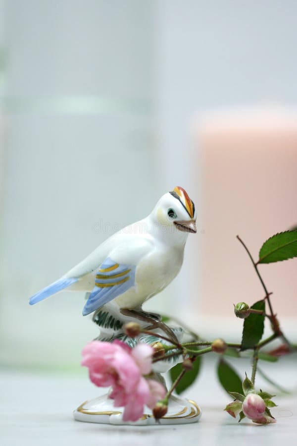 Antique porcelain bird and roses romantic stillife royalty-vrije stock foto's Antique porcelain bird and roses romantic stillife royalty-vrije stock foto's