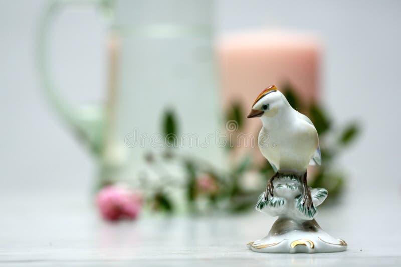 Antique porcelain bird and roses romantic stillife stock foto Antique porcelain bird and roses romantic stillife stock foto