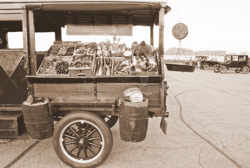 Zblízka bočným výhľadom na zadnej strane klasický Model T truck zobrazenie produkty na predaj.